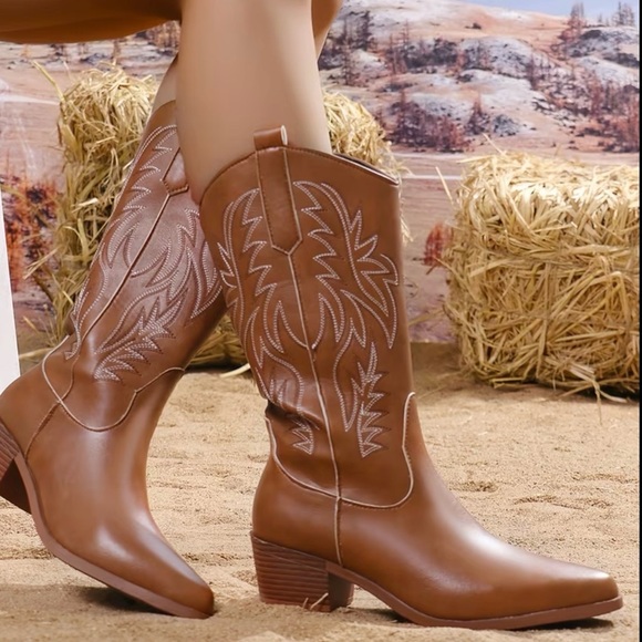 Stylish Tan Western Heeled Boots - Picture 2 of 4